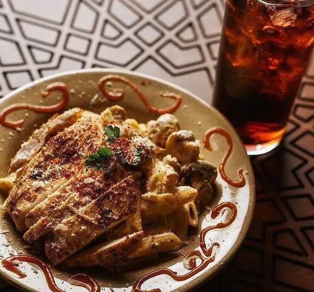 پاستا مرغ و قارچ خوشمزه رستوران و کافی شاپ دورهمی با سس خامه ای و نوشیدنی گوارا، تجربه ای لذت بخش برای ناهار و شام.