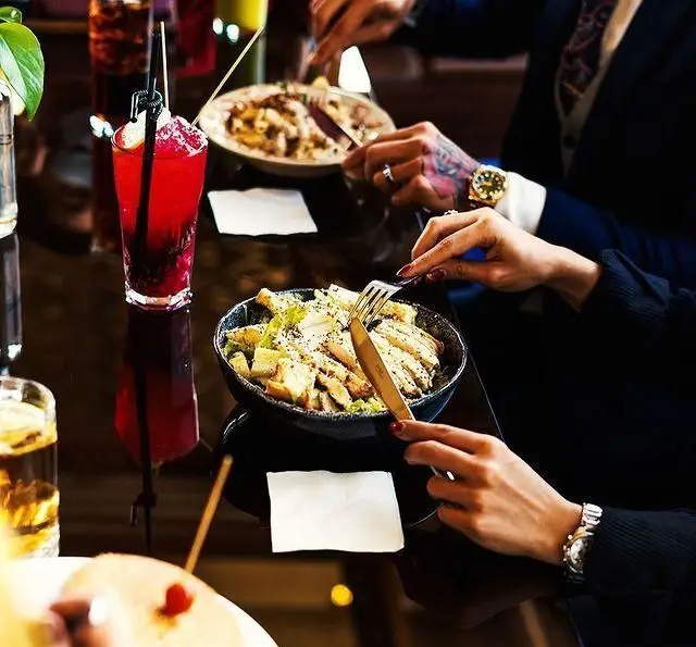 لذت دورهمی در رستوران و کافی شاپ دورهمی با سرو انواع غذاها و نوشیدنی‌ها، شامل سالاد سزار و کوکتل‌های تازه و خوشرنگ.