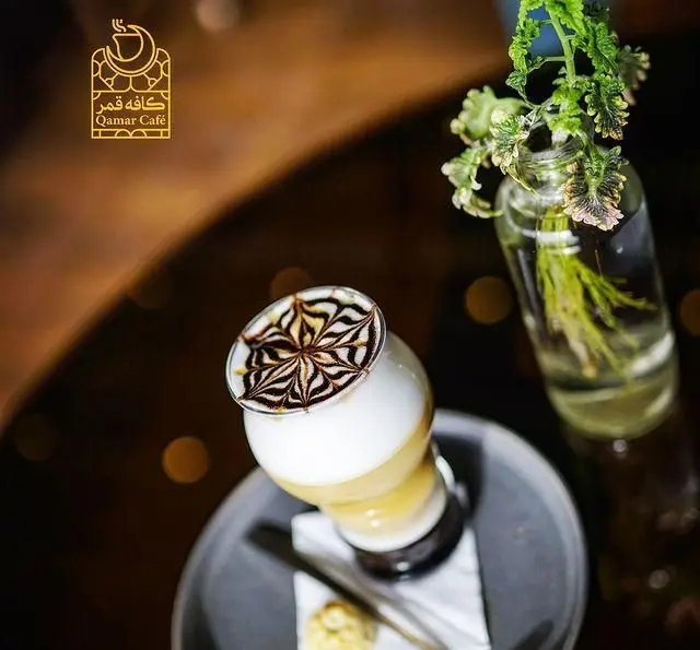 قهوه لاته آرت چشم نواز و سه لایه در کافی شاپ و رستوران دورهمی، نوشیدنی دلچسب برای لحظاتی آرام و فراموش نشدنی.