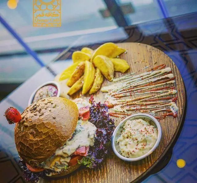 برگر لذیذ با نان دانه دار، سیب زمینی وج و سس‌های متنوع در رستوران و کافی شاپ دورهمی. تجربه‌ای خوشمزه و خاطره‌انگیز.