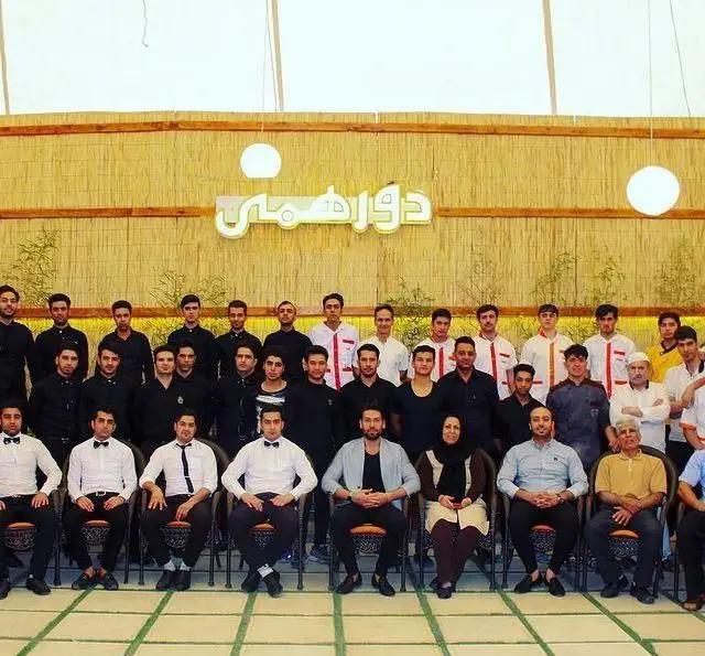 تیم بزرگ و حرفه‌ای پرسنل رستوران و کافی شاپ دورهمی در محیطی دلنشین آماده خدمت‌رسانی به مشتریان گرامی.