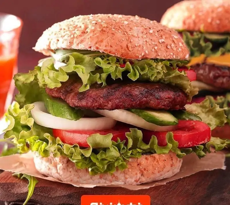 برگر ویژه فست فود طهران تو با پتی گوشت گریل، نان سبوس‌دار کنجدی، کاهو، پیاز، خیار و گوجه تازه. سفارش آنلاین سریع.