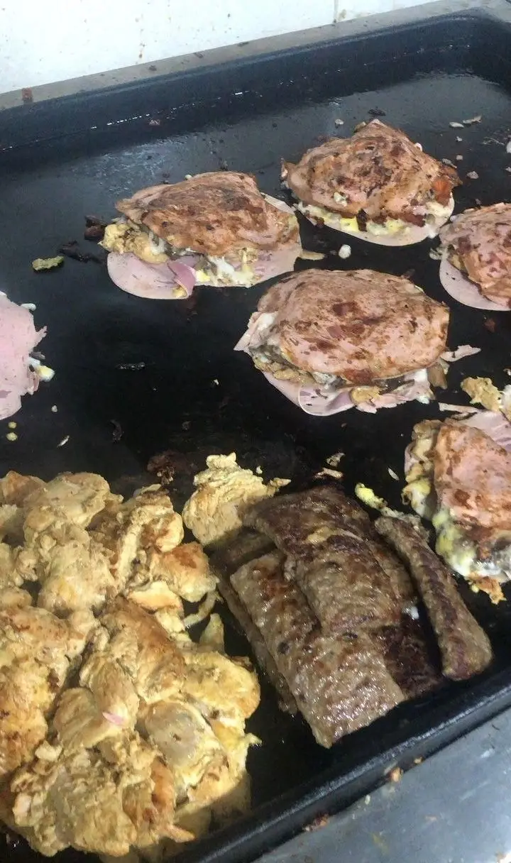 ساندویچ‌های زاپاتا با گوشت و مرغ گریل شده، ژامبون و تخم مرغ روی گریل در فست فود اژدر زاپاتا.