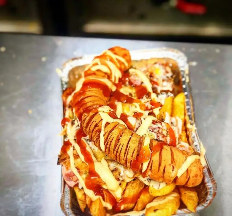 غذای پرملات فست فود اژدر زاپاتا: سوسیس اسپیرال بزرگ، سیب زمینی و سس‌های خوشمزه، انتخابی ایده‌آل برای شکموها.