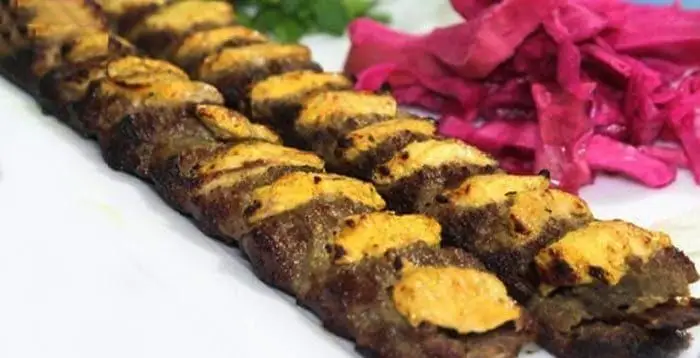 کباب برگ یا چنجه مجلسی رستوران کسری با رویه زعفرانی و ترشی کلم بنفش. ضیافتی لذیذ از آشپزی اصیل ایرانی.