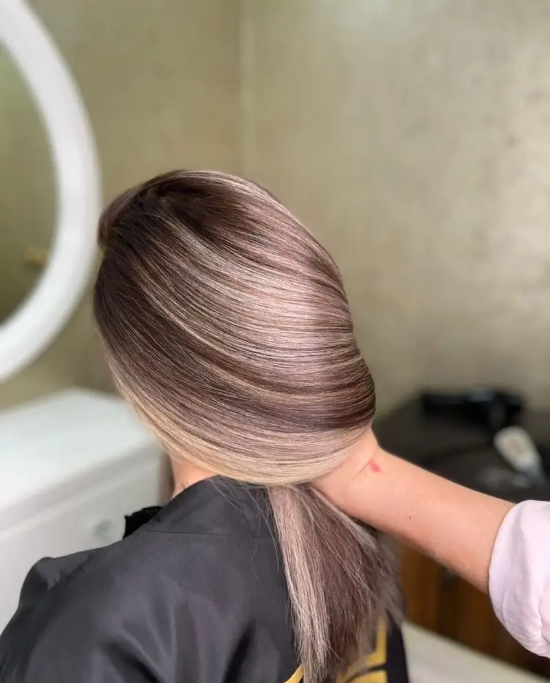 نمونه رنگ و لایت موی زنانه با شیدهای قهوه‌ای و بلوند دودی، اجرای بالیاژ و هایلایت حرفه‌ای روی موی صاف در سالن زیبایی