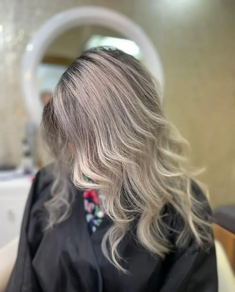 مدل موی کرلی شده با رنگ و لایت دودی خاکستری و بالیاژ روشن زنانه بسیار شیک و جذاب در بهترین سالن آرایش و زیبایی تخصصی