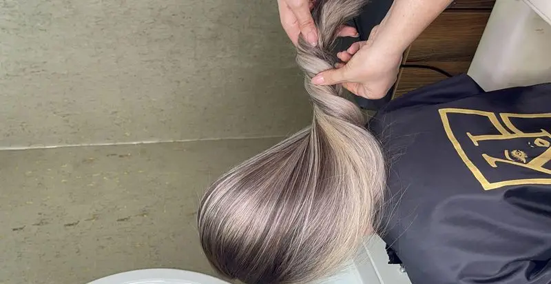 مراحل رنگ و لایت مو با تکنیک بالیاژ بلوند دودی خاکستری توسط آرایشگر متخصص در سالن زیبایی زنانه با بهترین مواد دکلره