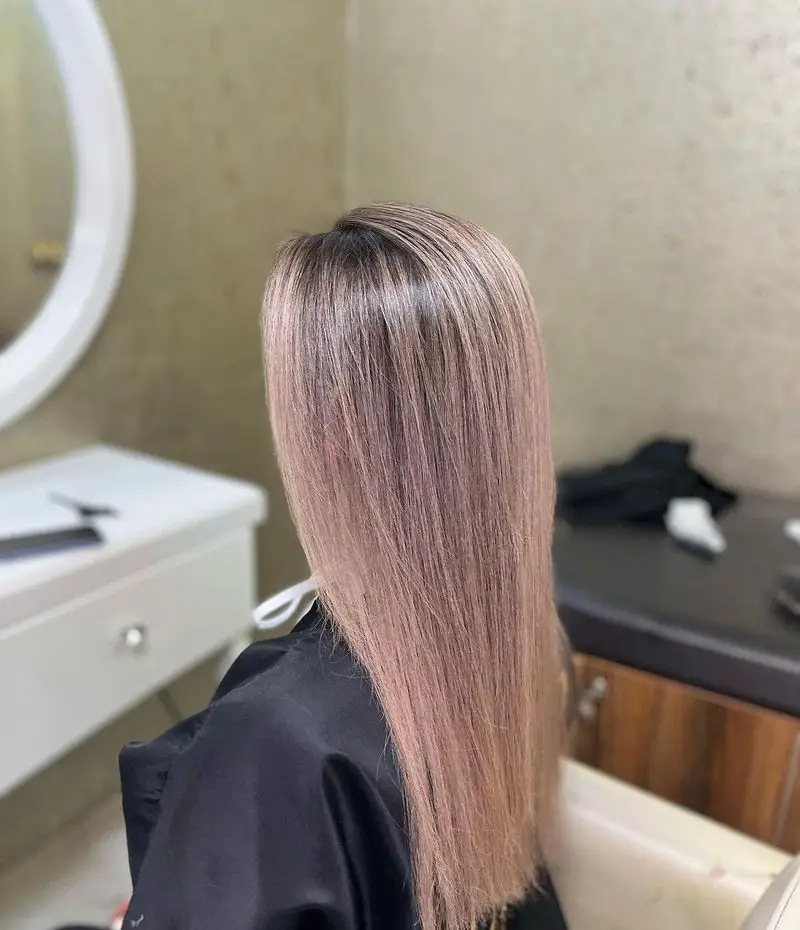 نمونه کار رنگ و لایت موی بلند و صاف دخترانه با شید رنگی صورتی ملایم و نسکافه‌ای براق و شیک در سالن زیبایی پانیذ خانی