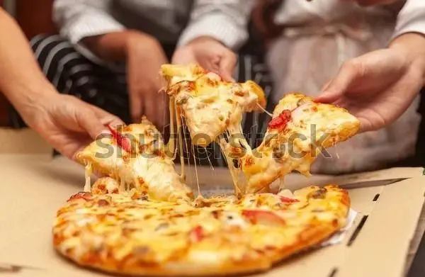 لذت خوردن پیتزای داغ و پنیر کشدار در رستوران ایرانی و فست فود بریکا؛ تجربه ای خوشمزه برای مهمانی ها و دورهمی ها.