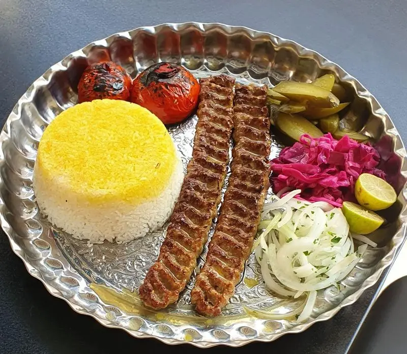 وعده کامل کباب کوبیده اصیل بریکا با چلو زعفرانی، گوجه کبابی و مخلفات. بهترین غذای سنتی ایرانی در رستوران بریکا.
