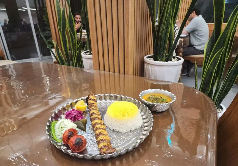 چلو کباب کوبیده زعفرانی در رستوران ایرانی و فست فود بریکا، همراه با گوجه کبابی، پیاز و مخلفات در فضای دلنشین.