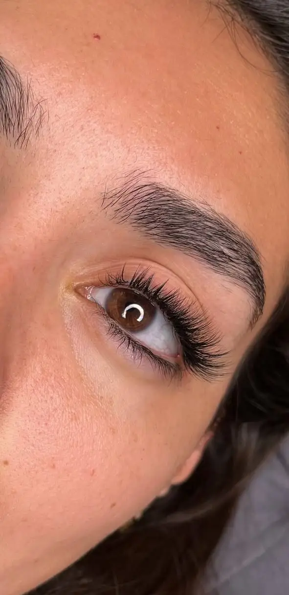 نمونه کار حرفه‌ای اکستنشن مژه کلاسیک و والیوم مشکی و پرپشت برای چشم‌های قهوه‌ای به همراه لیفت و مرتب‌سازی ابرو