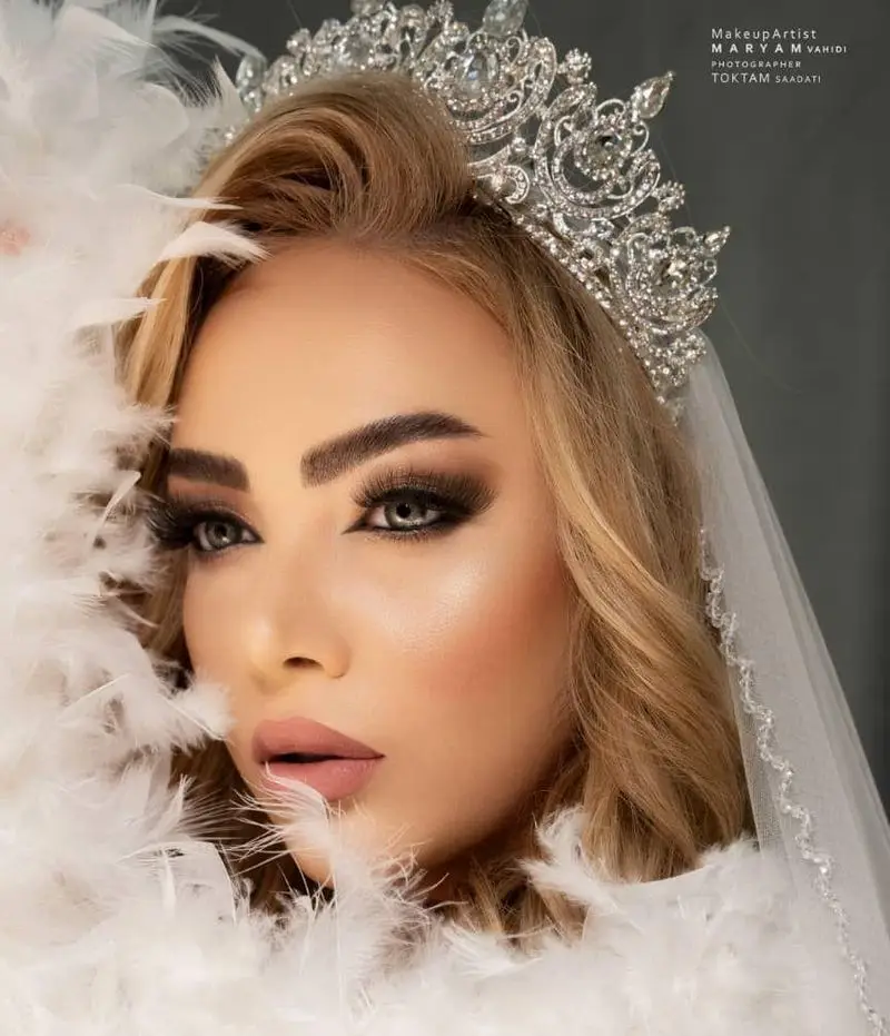مدلینگ عروس با میکاپ جذاب و خاص سالن تخصصی روبی رژ(سرخ گون)، تاج شیک و تور سفید. آرایش چشم دودی و پوست درخشان.