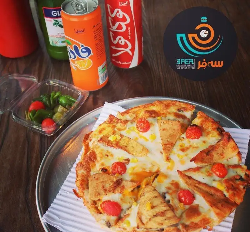 پیتزای خوشمزه فست فود سه فر با نوشابه و ترشی، ایده‌آل برای سفارش آنلاین و حضوری در تهران. بهترین طعم پیتزا و برگر.