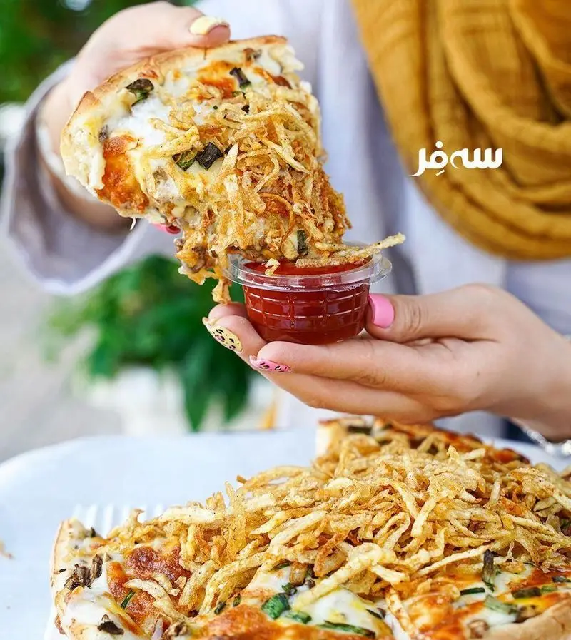 تجربه پیتزای خاص سه فر با لایه‌ای از سیب‌زمینی خلالی چیپسی ترد و طلایی، طعم جدید و هیجان‌انگیز در فست فود سه فر.