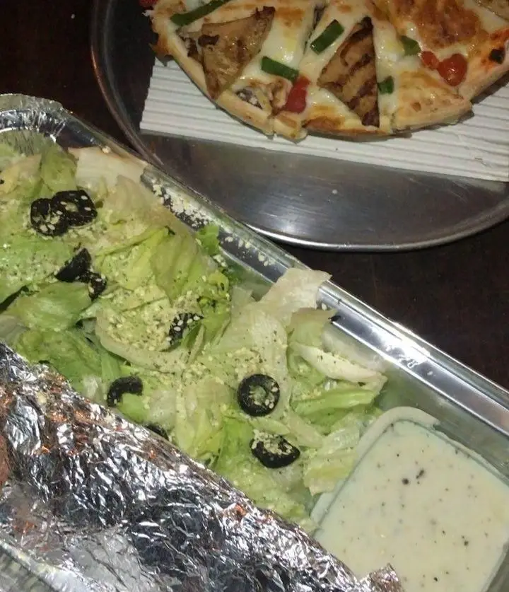 پیتزا سبزیجات و مرغ/گوشت گریل، سالاد کاهو تازه با زیتون، سس مخصوص و غذای بسته‌بندی شده از فست فود سه فر. آماده سرو.