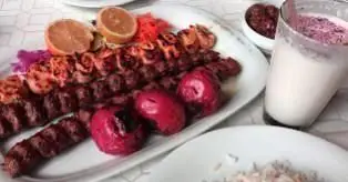 سینی کباب میکس پر و پیمان کبابی افق بناب شامل کوبیده، کباب بناب و تکه گوشت، همراه گوجه کبابی، لیمو، ترشی و دوغ سنتی با برنج.