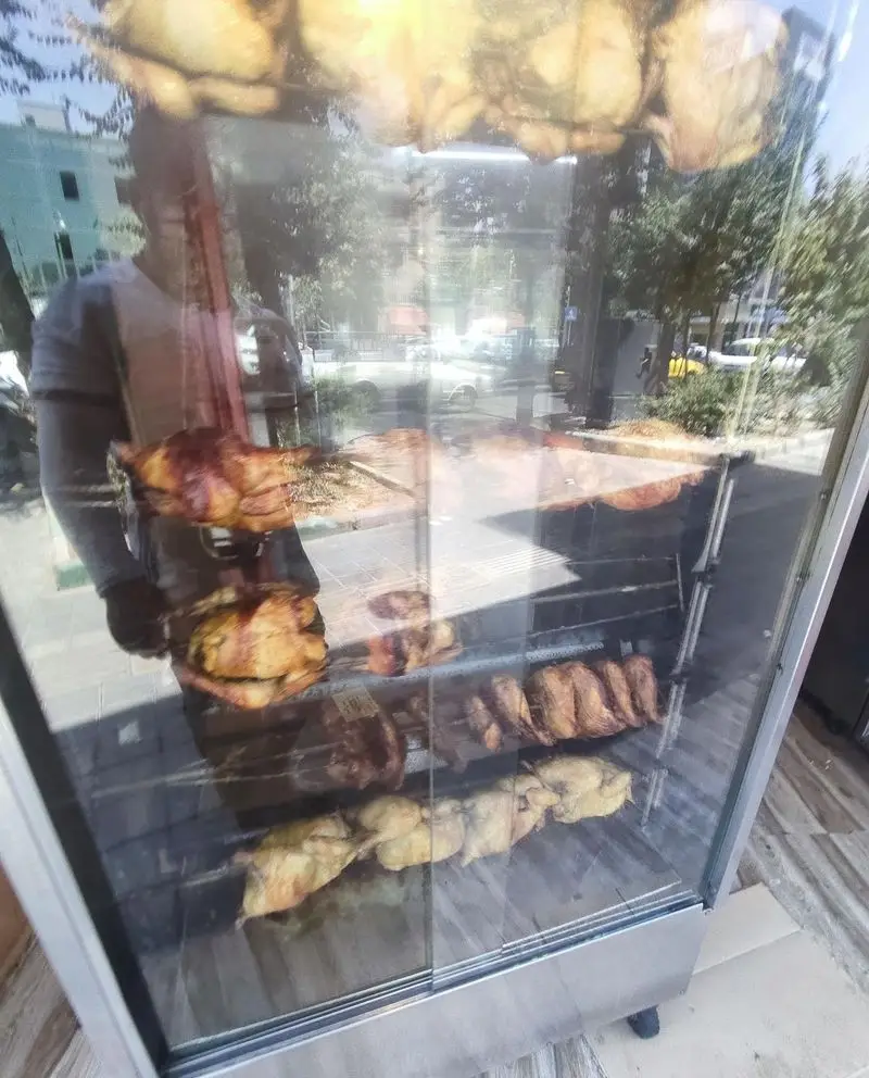 مرغ بریان طلایی و تازه ملاصدرا در ویترین فروشگاه، آماده سرو و لذت بردن از یک غذای خوشمزه و باکیفیت برای مشتریان.