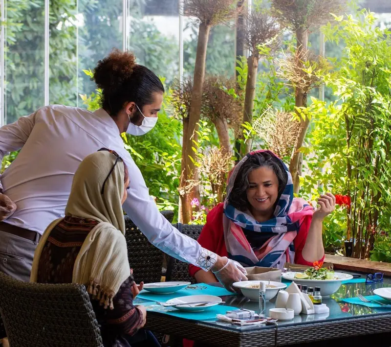 تجربه غذاخوری دلنشین در رستوران مرکز خرید پالادیوم تهران؛ سرویس‌دهی عالی به مشتریان در محیطی سرسبز و آرامش‌بخش.