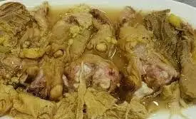 کله پاچه خوشمزه و داغ، یک غذای اصیل ایرانی آماده سرو در طباخی قوچ سفید. بهترین گزینه برای یک صبحانه مقوی و سنتی.