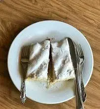 دو برش دسر مرنگ‌دار و خوش‌طعم کافه قنادی اوریانت، شیرینی‌ای لذیذ برای عصرانه در بهترین قنادی تهران.