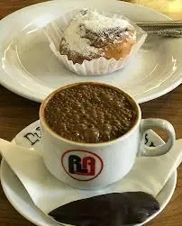 تجربه دلنشین شکلات داغ غلیظ و شیرینی تازه در کافه قنادی اوریانت. بهترین دسرها و نوشیدنی‌های گرم در فضایی آرام.