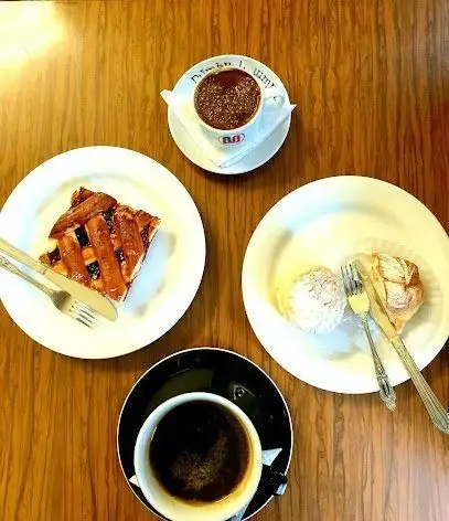 میز پربار کافه قنادی اوریانت با پای میوه، شیرینی، دسر، هات چاکلت و قهوه. تجربه‌ای دلنشین برای صبحانه یا عصرانه.