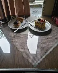 تجربه دسرها و کیک‌های خوشمزه کافه قنادی اوریانت تهران. لذت چشیدن شیرینی‌های تازه و قهوه در محیطی دلنشین و آرامش‌بخش.