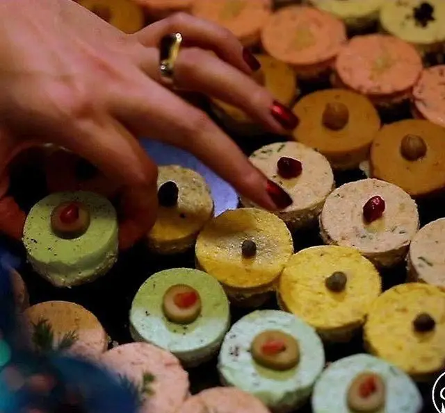 انواع مزه و فینگر فود رنگارنگ و خوشمزه چی کافه برای پذیرایی از مهمانی ها و دورهمی های شما با بهترین کیفیت و طعم.