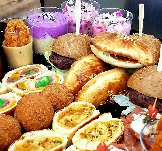 انواع فینگرفود و مزه‌های خوشمزه چی کافه: مینی برگر، سمبوسه، کراکت، رولت‌های رنگی و دسر برای پذیرایی رویدادها.