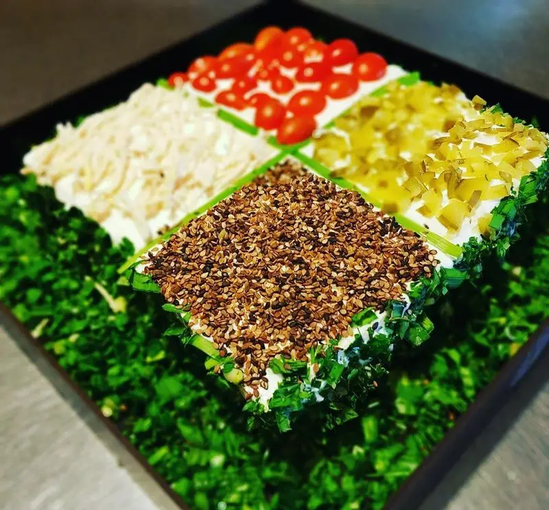 کیک اسنک چی کافه با تاپینگ گوجه گیلاسی، پنیر، خیارشور و دانه های روغنی، انتخابی سالم و شیک برای پذیرایی از مهمانی ها.