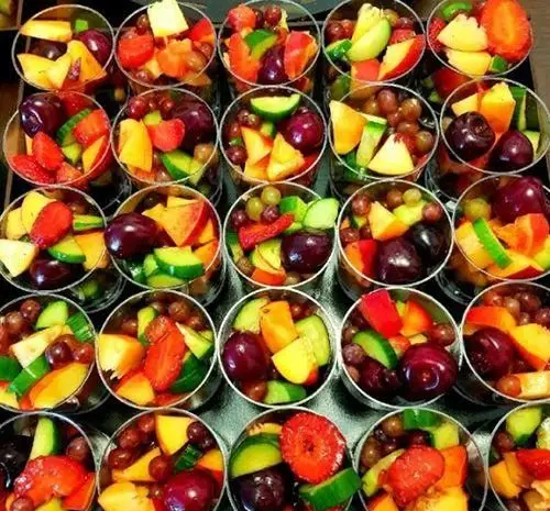 سالادهای میوه تازه چی کافه با ترکیبات متنوع و رنگارنگ از میوه های فصلی مانند توت فرنگی، انگور، انبه و خیار، میان وعده ای سالم و خوش طعم.