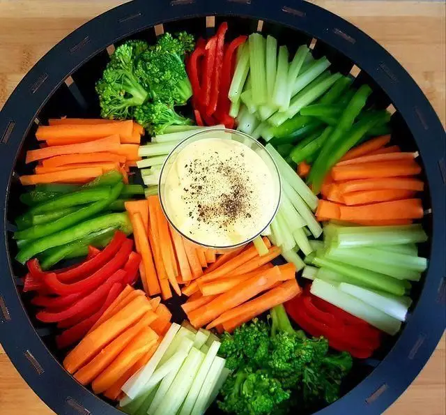 سینی کرودیت چی کافه: پیش‌غذای تازه و سالم با هویج، کرفس، فلفل دلمه رنگی و بروکلی، همراه با دیپ خامه‌ای مخصوص. انتخابی عالی برای پذیرایی.