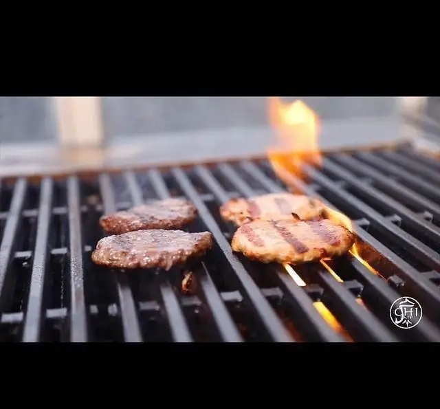 پخت لذیذ و دلپذیر گوشت تازه و برگرهای آبدار روی شعله های گریل داغ در چی کافه. طعم واقعی کباب را تجربه کنید.