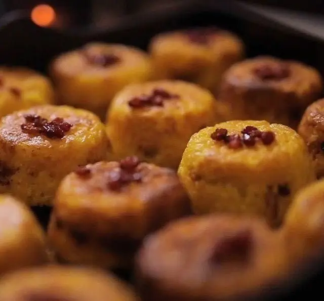 تصویر دسرهای زعفرانی چی کافه با تزیین زرشک، شیرینی‌های تک نفره ایرانی خوش‌عطر و طعم برای مراسم و سفارش آنلاین.