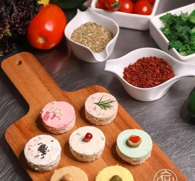 چی کافه: فینگر فودهای مدرن و لذیذ برای مهمانی‌ها و پذیرایی‌های خاص. سینی مزه رنگارنگ با مواد اولیه تازه و متنوع.