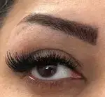 خدمات تخصصی کاشت و اکستنشن مژه والیوم در سالن زیبایی و اپیلاسیون کیانا، زیبایی چشم و ابرو حرفه‌ای.