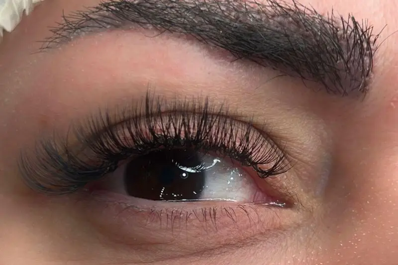 اکستنشن مژه والیوم و لیفت ابرو در سالن زیبایی و اپیلاسیون کیانا، خدمات تخصصی و حرفه‌ای برای چشمانی گیرا.