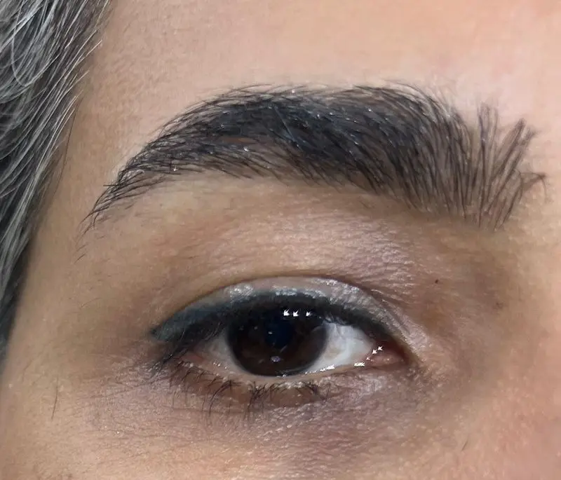 ابروهای زیبا و مرتب همراه با خط چشم حرفه‌ای، نمونه خدمات تخصصی سالن زیبایی و اپیلاسیون کیانا. آرایش طبیعی چشم.