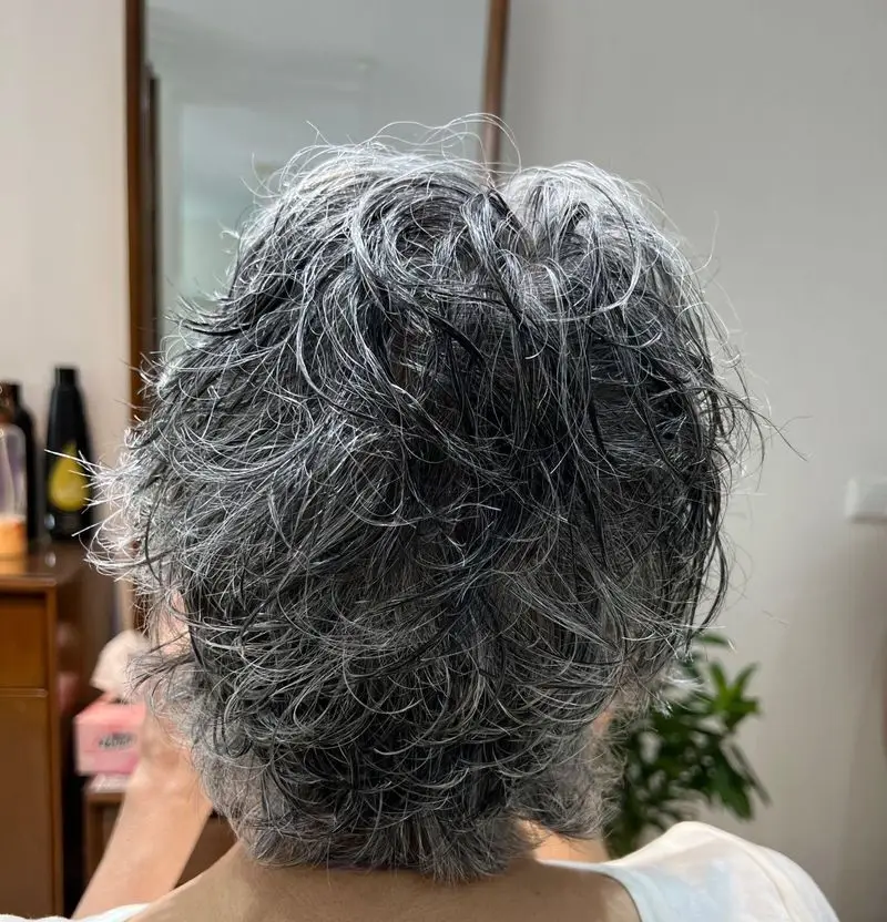 موی فر و جوگندمی مشتری پس از کوتاهی و استایل در سالن زیبایی و اپیلاسیون کیانا. خدمات تخصصی مو و زیبایی.