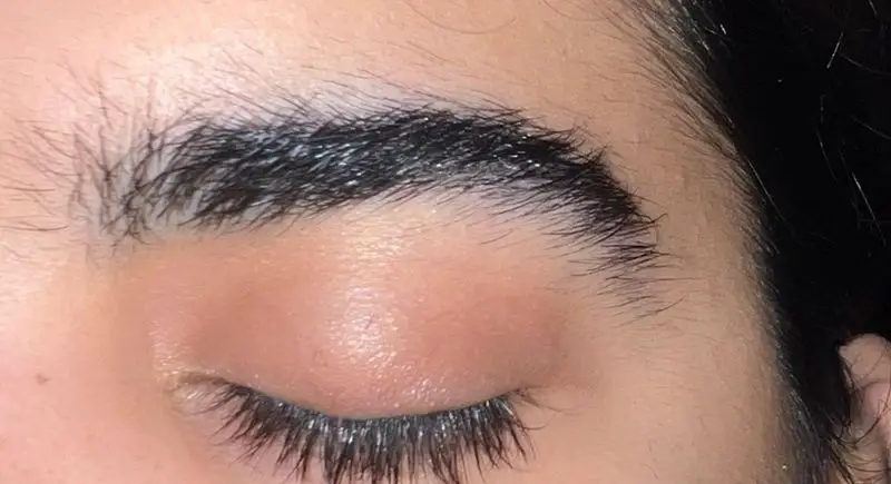ابروهای خوش‌حالت و طبیعی، حاصل خدمات تخصصی ابرو و مژه در سالن زیبایی و اپیلاسیون کیانا با بهترین متدها و مواد.