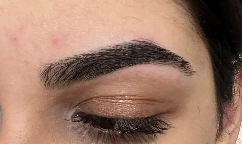ابروهای پرپشت و مرتب مشتری سالن زیبایی کیانا با آرایش چشم و مژه های بلند برای نمایانگر خدمات تخصصی زیبایی ابرو و چشم.