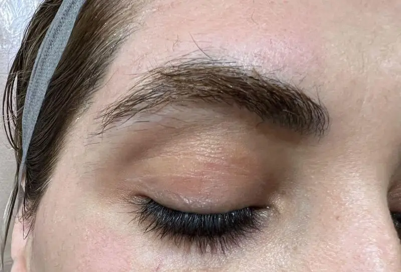 چشم و ابروی مشتری در سالن زیبایی کیانا پس از خدمات تخصصی زیبایی مژه و ابرو با کیفیت بالا و ماندگاری طولانی.
