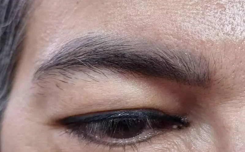 ابروهای مرتب و چشم آرایش‌شده مشتری در سالن زیبایی کیانا؛ نمونه‌ای از خدمات تخصصی اصلاح ابرو، آرایش و زیبایی.