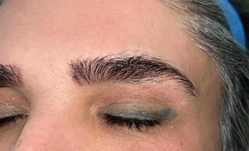 نتیجه لمینت و مرتب سازی ابروهای مشتری با آرایش چشم جذاب در سالن زیبایی کیانا، خدماتی برای ابروهای پر و درخشان.