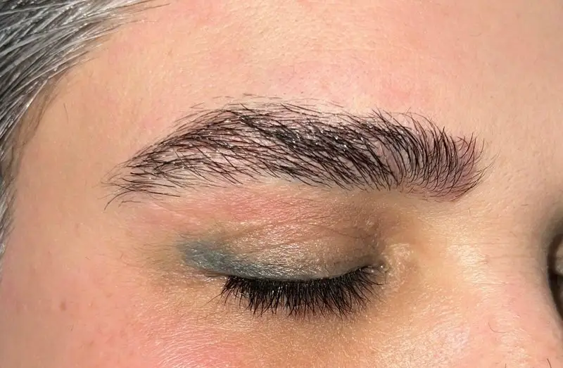 نمای نزدیک از ابروی زیبا و مرتب با آرایش چشم ملایم در سالن زیبایی کیانا. ارائه بهترین خدمات لیفت و رنگ ابرو برای زیبایی چهره.