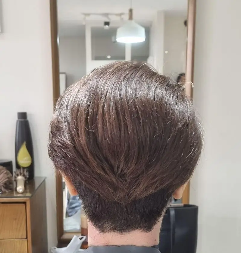 مدل کوتاهی موی شیک و حرفه‌ای زنانه با رنگ قهوه‌ای، نمای پشت سر و گردن مرتب در سالن زیبایی و اپیلاسیون کیانا.