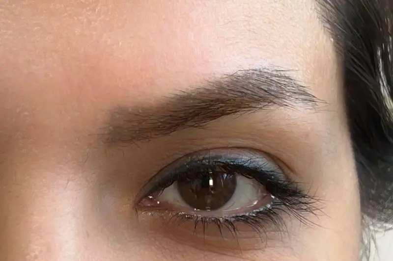 آرایش چشم خیره‌کننده با سایه آبی-خاکستری، خط چشم دقیق و مژه‌های پرپشت. خدمات تخصصی میکاپ در سالن زیبایی کیانا.