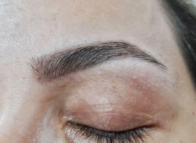 ابروهای زیبا و طبیعی مشتری سالن زیبایی کیانا، نتیجه خدمات حرفه‌ای میکروبلیدینگ و لیفت ابرو در سالن کیانا.